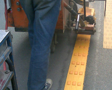 震荡型道路标线